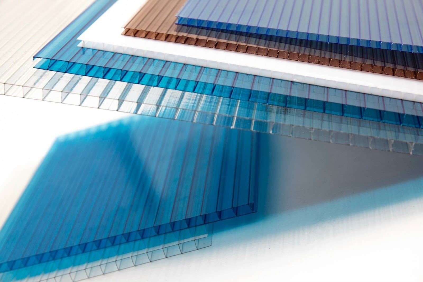 Tấm lợp Polycarbonate rỗng Eco-Roof có trọng lượng nhẹ và khả năng chịu va đập tốt